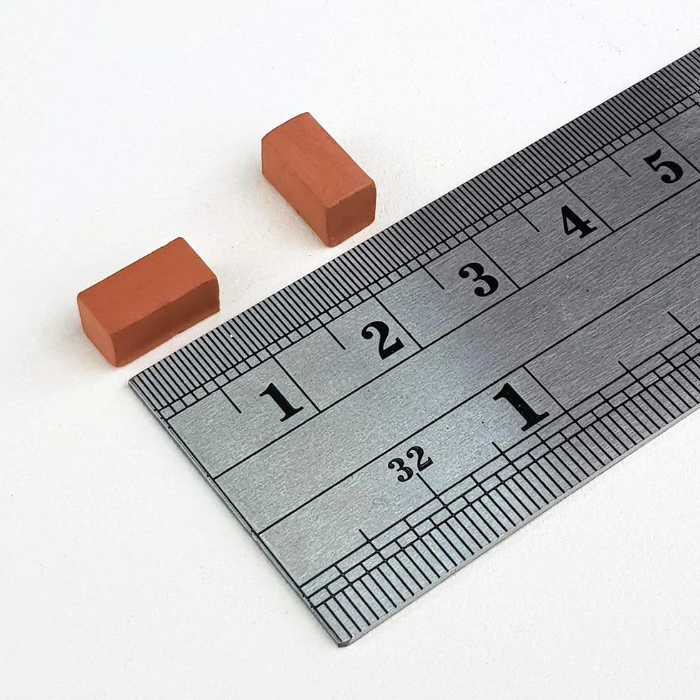 Pietra in miniatura. Pietra rossa a sezione quadrata 10 mm. (600u.)