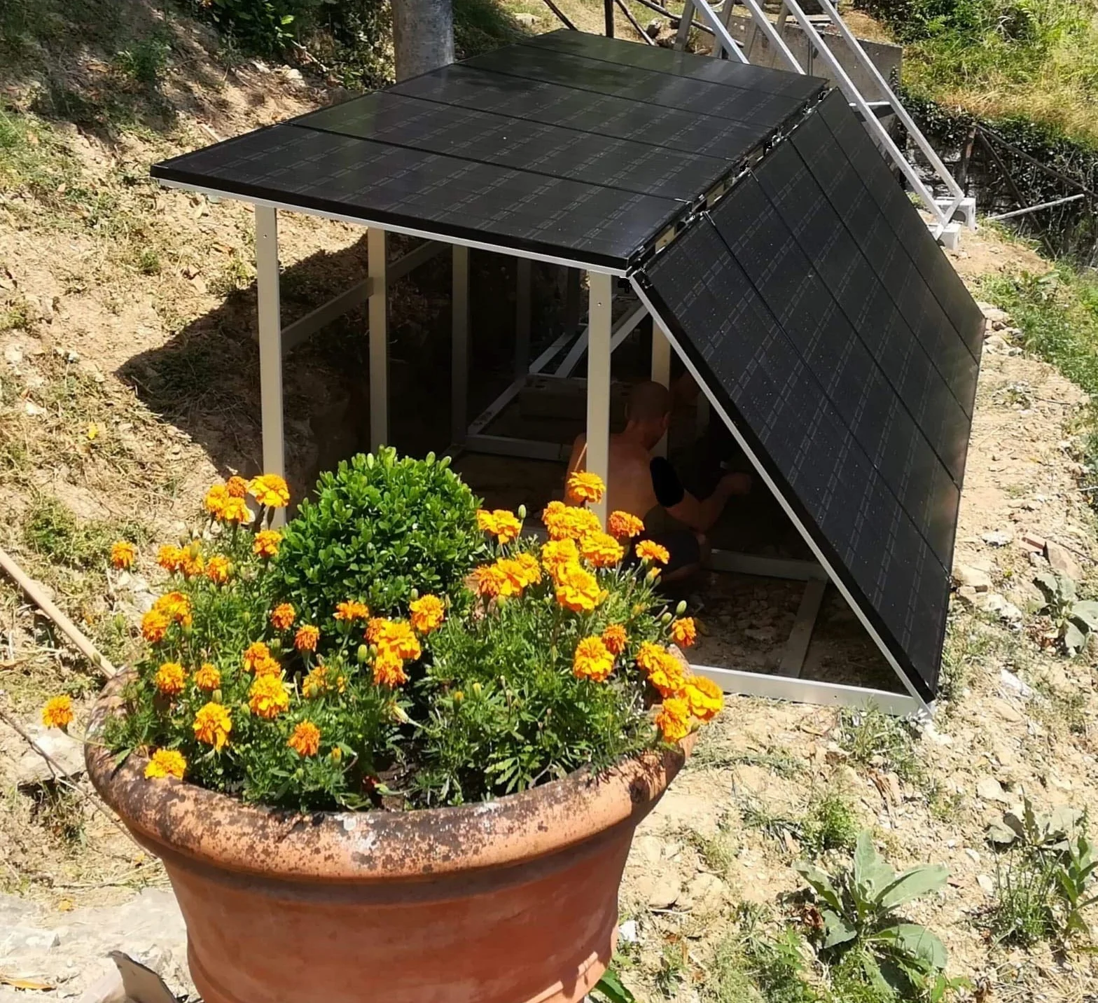 struttura accoppiabile ed orientabile per pannelli solari fotovoltaici. che consente il posizionamento a terra in giardino, su piazzali o tetti piani, tecnidea S1solar