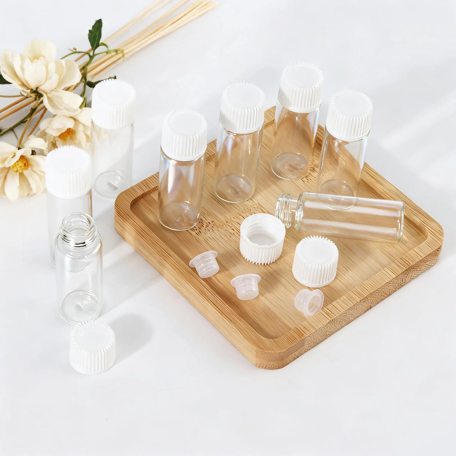 24 Pezzi Piccola Bottiglie di Vetro Campione,5ml Fiale di Vetro Trasparente Essential Oil Sample Glass Bottle Vial con Tappo a Vite in Plastica Contenitore