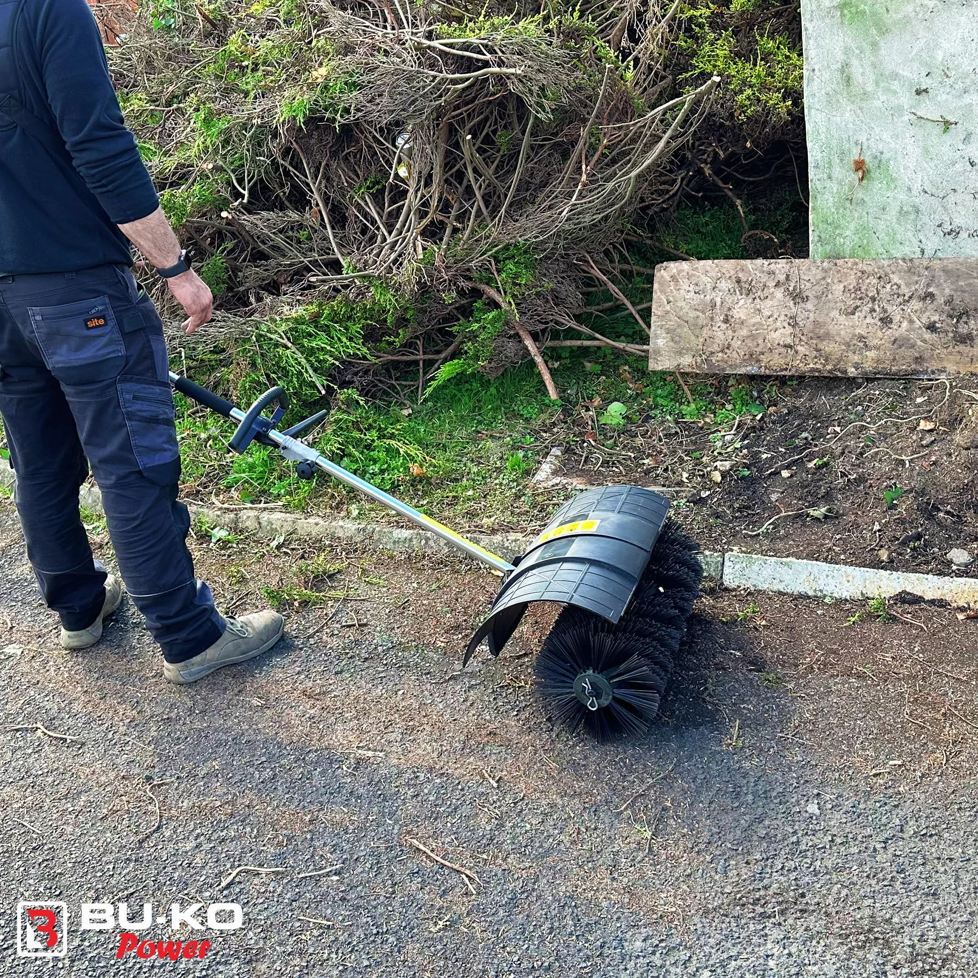 BU-KO Accessorio Spazzola Attrezzo da Giardino Multifunzionale Spazzatrice Robusta per Esterni per Pulire terrazze e vialetti. Compatibile con attrezzo 5-in-1 52cc, Facile da Fissare