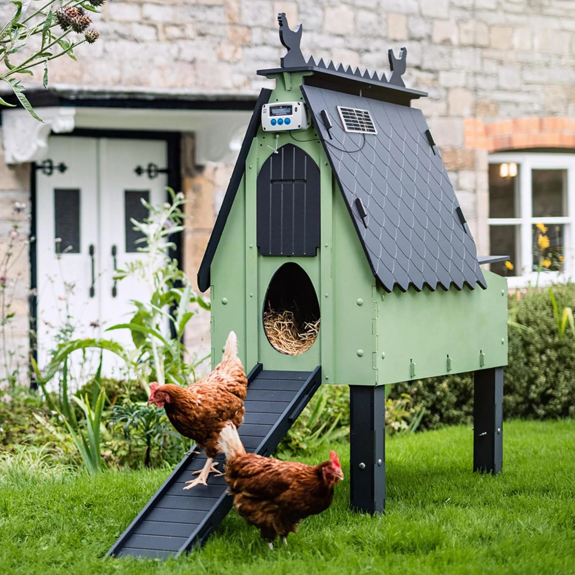 Apertura automatica della porta del pollaio ChickenGuard, alimentata da solare/batterie/elettrico. Timer/sensore di luce; solo unità motore o kit combinati. (PRO + Kit Solare)