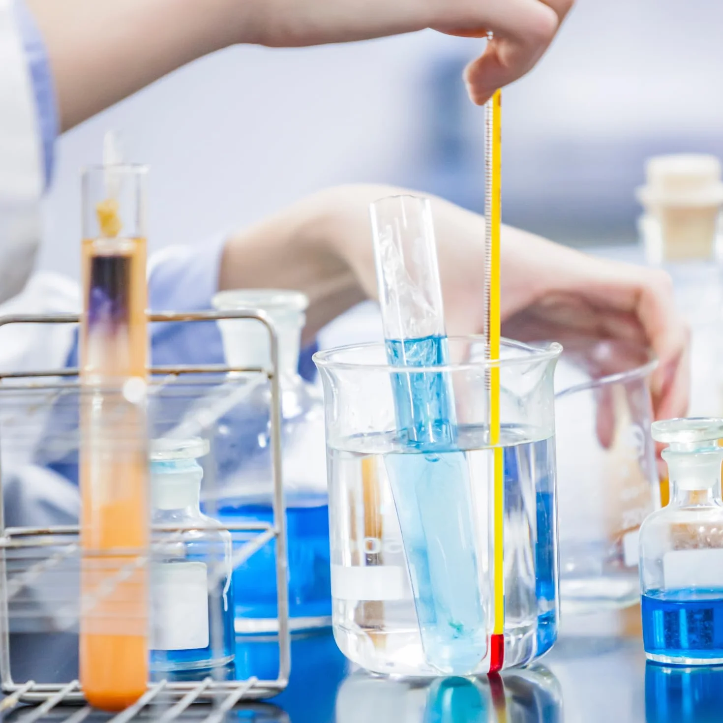 QWORK® Becher Graduato 25ml 50ml 100ml 200ml in Vetro Borosilicato 3.3, Set di 4 Misurino Graduato per Laboratorio Scientifico Cucina
