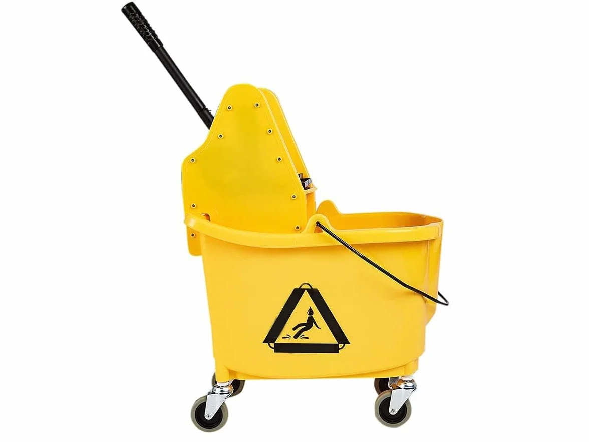 Amazon Basics Secchio per mocio Kentucky rettangolare 35 qt giallo con ruote e strizzatore a pressione