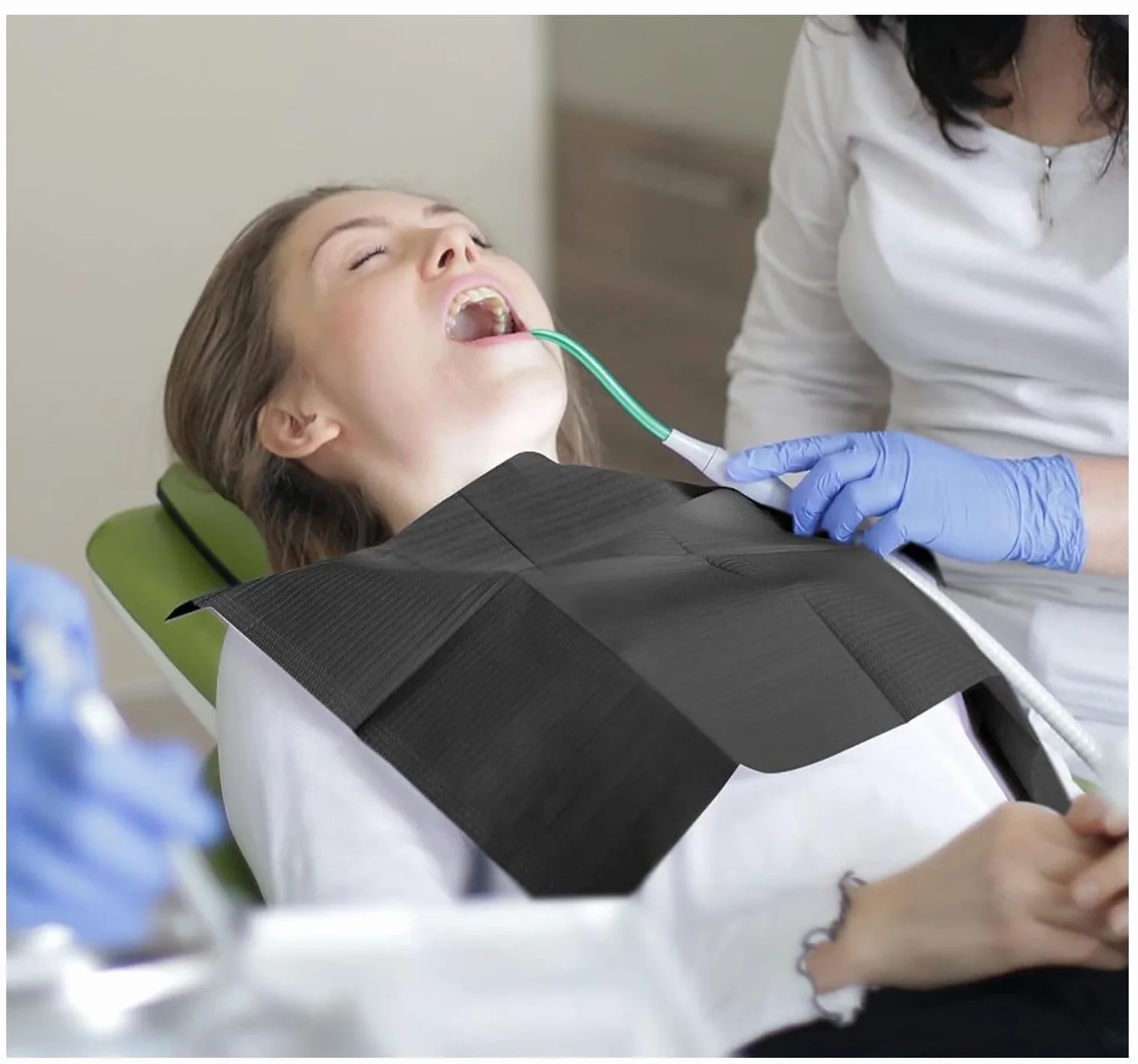 Bavaglini Dentali Monouso 34cm*45cm 50 Pezzi per Tatuaggi, Cliniche, Catering Nero