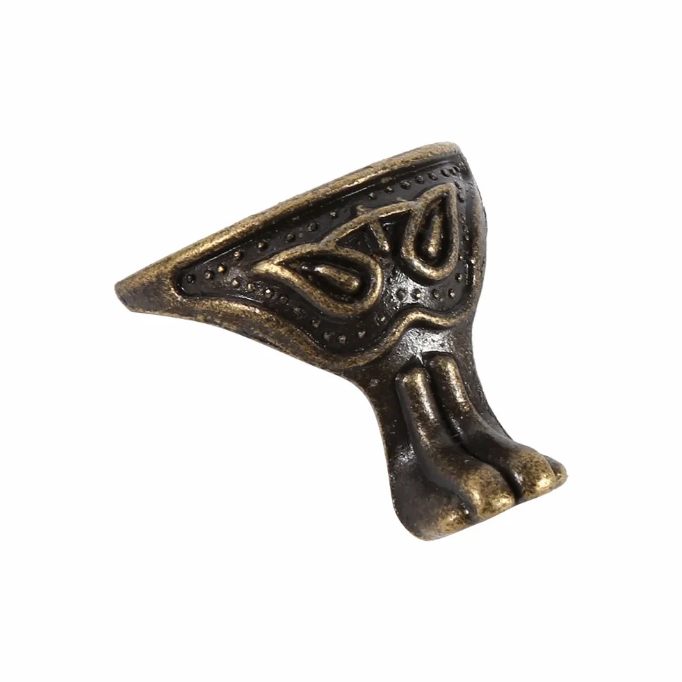 Protezione Angolare,4 pezzi Ottone Stile Retrò Antico Piedini per Mobili Protezione Scatola di Legno Portagioie Tavolo Dispositivo di Protezione D'angolo con Vite di Montaggio Usato per Scatola di Gio