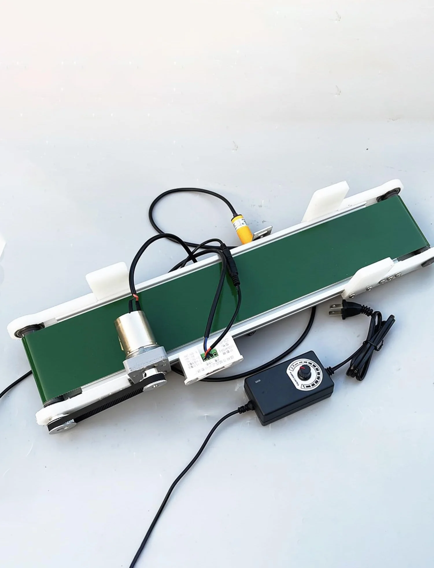 Nastro trasportatore elettrico 50 cm Mini nastro trasportatore for linea di montaggio Nastro trasportatore motorizzato AC 100-240 V Nastro trasportatore da tavolo Velocità regolabile