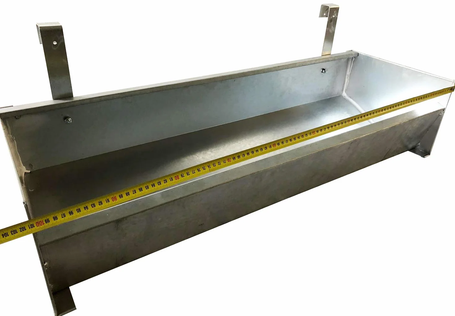 Mangiatoia Abbeveratoio Lineare Multiuso in Acciaio Zincato per Agnelli, Suini, Maialini, Pecore, Capre ed altri. Adatta per Mangime Secco e per Liquidi. Cm 101 x 34 x H 22
