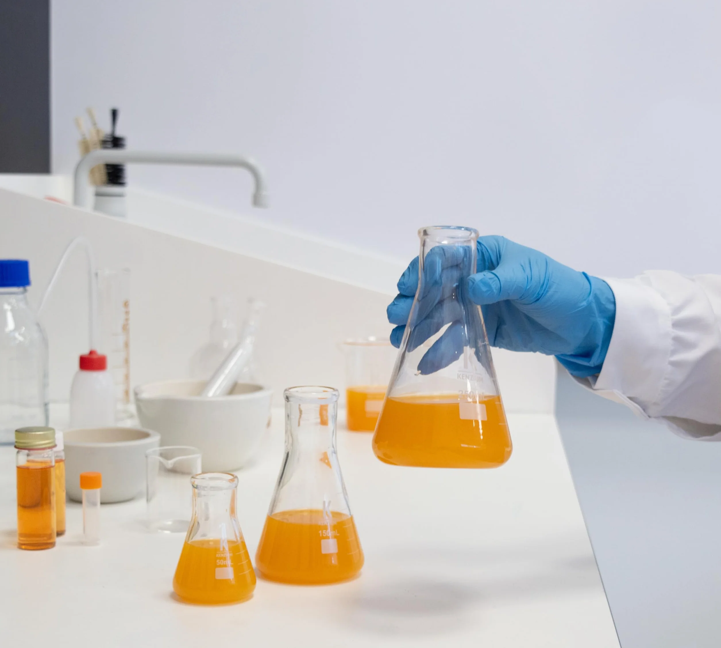 KENZIUM - Pack 3 x Beuta Erlenmeyer | Formati: 150, 250 e 500 ml | Vetro Borosilicato 3.3 | Graduazione Stampata | Collo Stretto | Ideale Laboratorio, Scuola