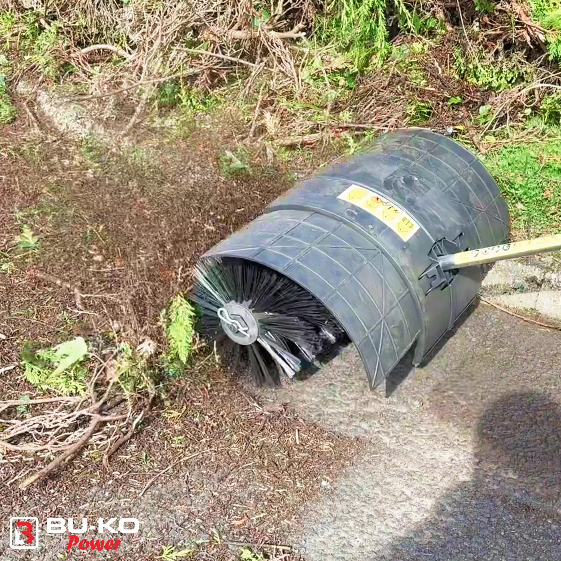 BU-KO Accessorio Spazzola Attrezzo da Giardino Multifunzionale Spazzatrice Robusta per Esterni per Pulire terrazze e vialetti. Compatibile con attrezzo 5-in-1 52cc, Facile da Fissare