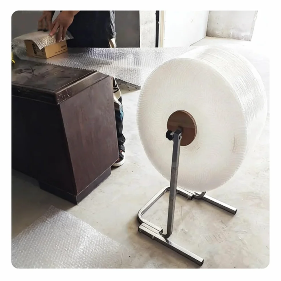 Dispenser per rotolo di pluriball con elementi di fissaggio per la protezione del pacchetto e lo spostamento