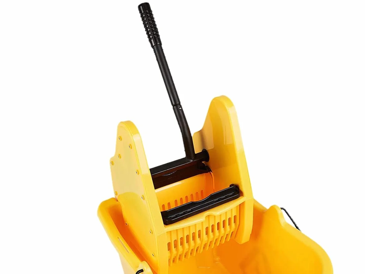Amazon Basics Secchio per mocio Kentucky rettangolare 35 qt giallo con ruote e strizzatore a pressione