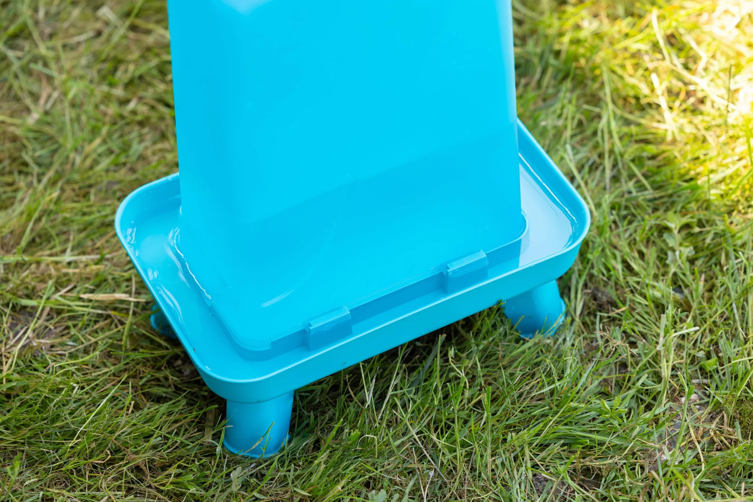 Kerbl Hobbyfarming Abbeveratoio in plastica con piedini, Alimentazione automatica dell'acqua, Supporto stabile, Resistente alle intemperie, Con maniglia per il trasporto, Piano trasparente, 5.5L, blu