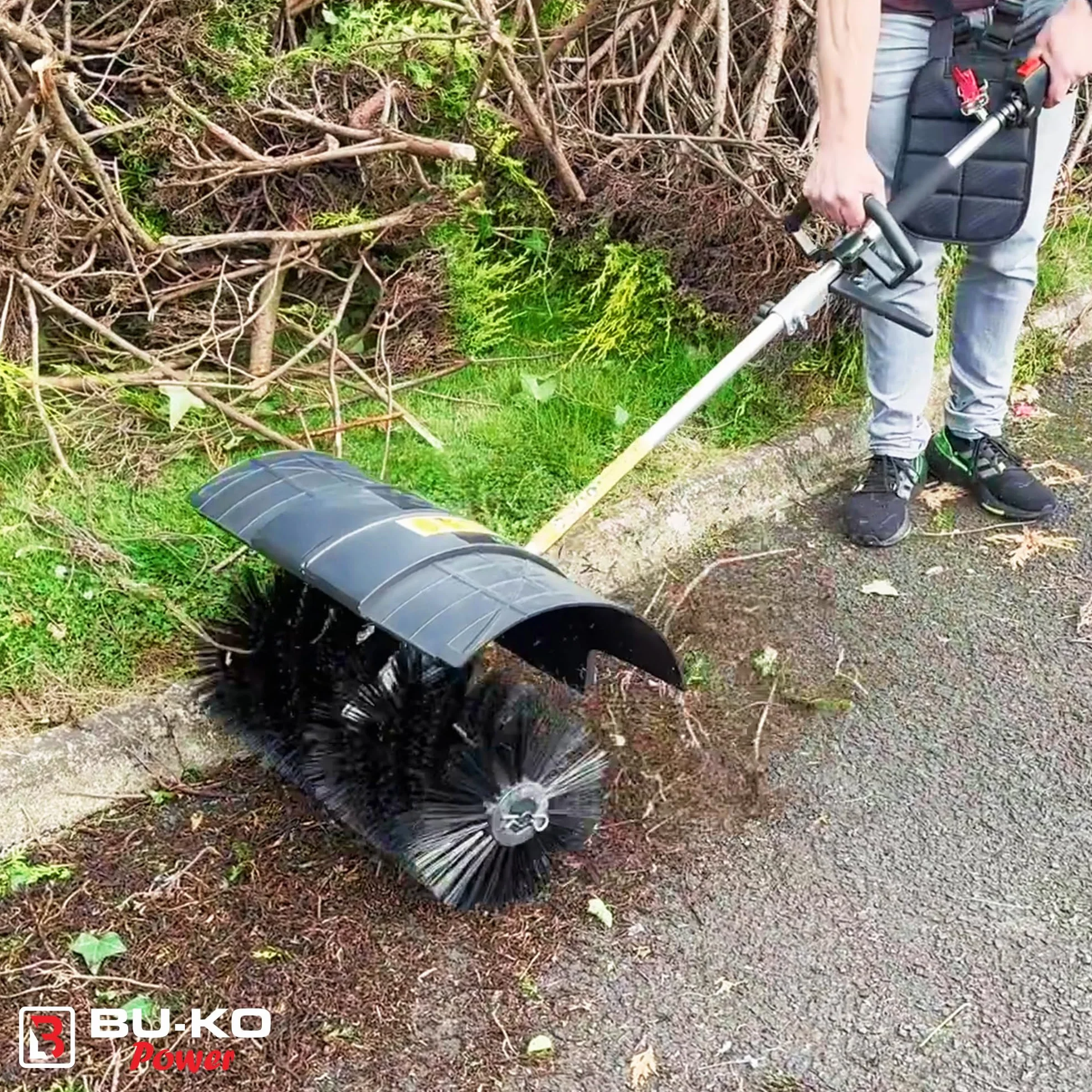 BU-KO Accessorio Spazzola Attrezzo da Giardino Multifunzionale Spazzatrice Robusta per Esterni per Pulire terrazze e vialetti. Compatibile con attrezzo 5-in-1 52cc, Facile da Fissare