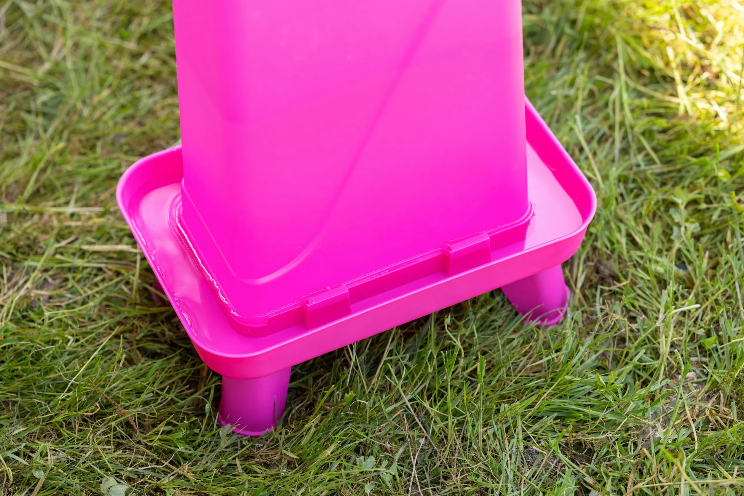 Kerbl Hobbyfarming Abbeveratoio in plastica con piedini, Alimentazione automatica dell'acqua, Supporto stabile, Resistente alle intemperie, Con maniglia per il trasporto, Piano trasparente, 3.5L, rosa