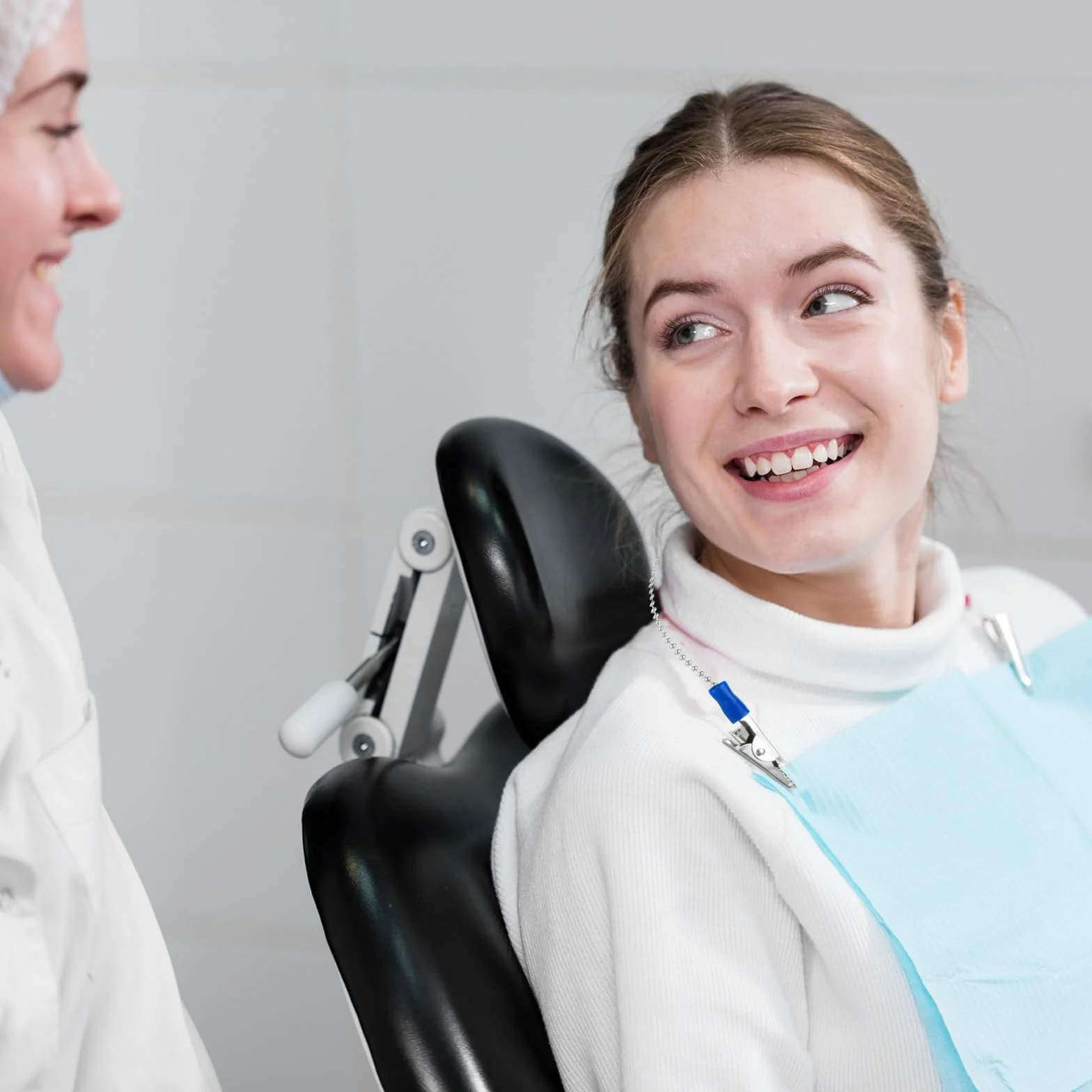 Clip porta bavaglini con catena in metallo per clinica odontoiatrica colorate