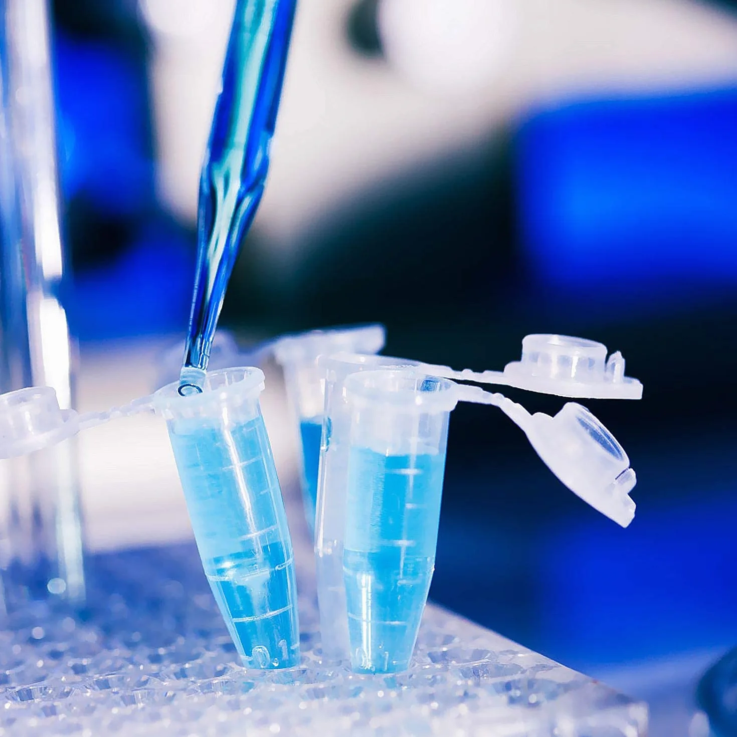 HUAZIZ 200 Pezzi 1,5 ml Plastica Centrifuga Provetta con Testa a Punta, Micro Provette da Laboratorio Conical Centrifuge Tubes Trasparente Graduata di Polipropilene con Tappo Piatto