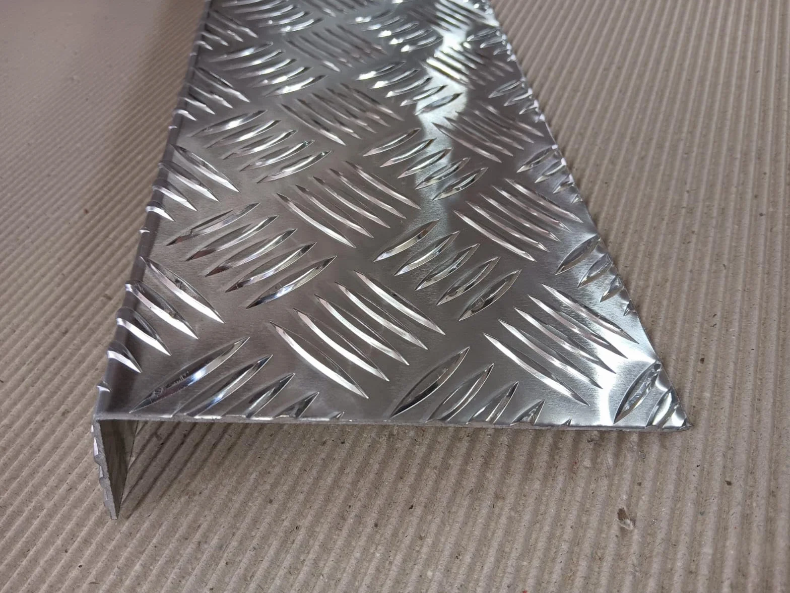 Profilo ANGOLARE in alluminio MANDORLATO IN ALLUMINIO PARASPIGOLI lati non uguali (150x30x1000mm)