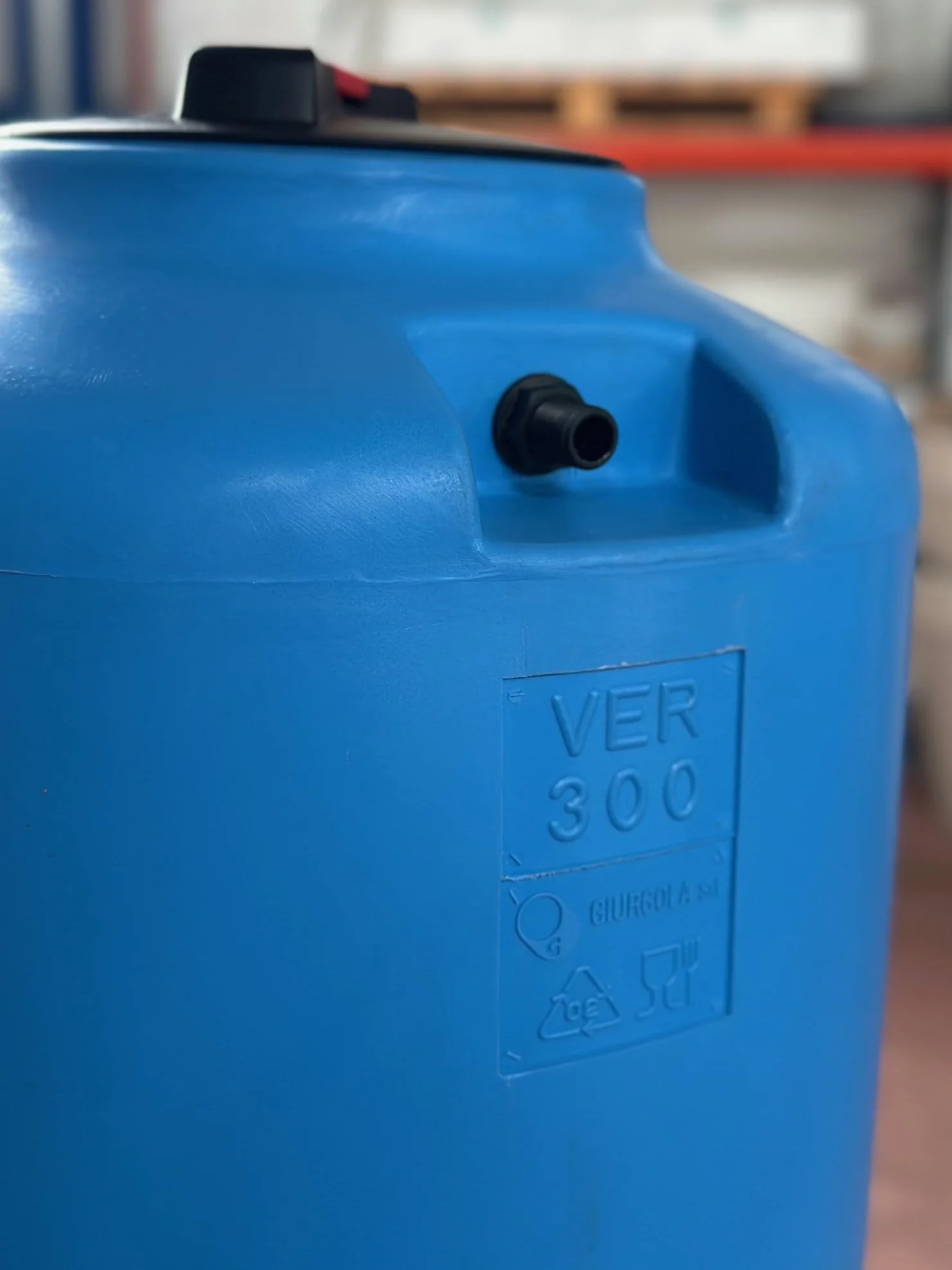 Serbatoio Polietilene per acqua Cilindrico Verticale mod. 300 litri Made in Italy