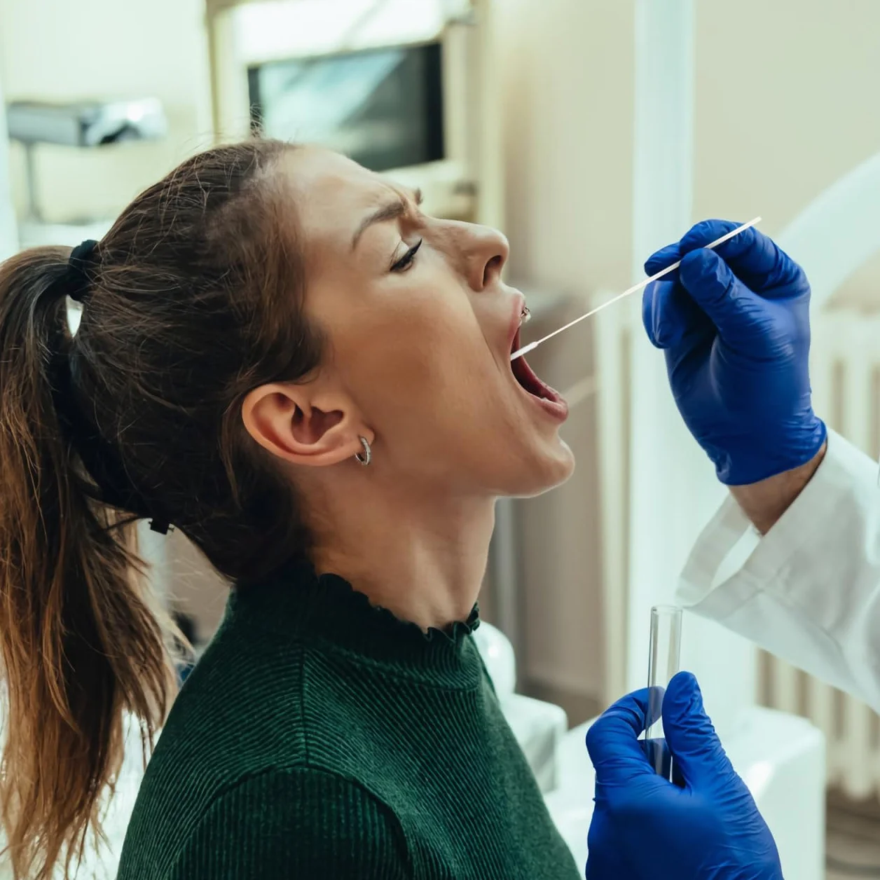 iplusmile Tamponi nasofaringei sterili, con punta in cotone, applicatori in nylon, 20 pezzi