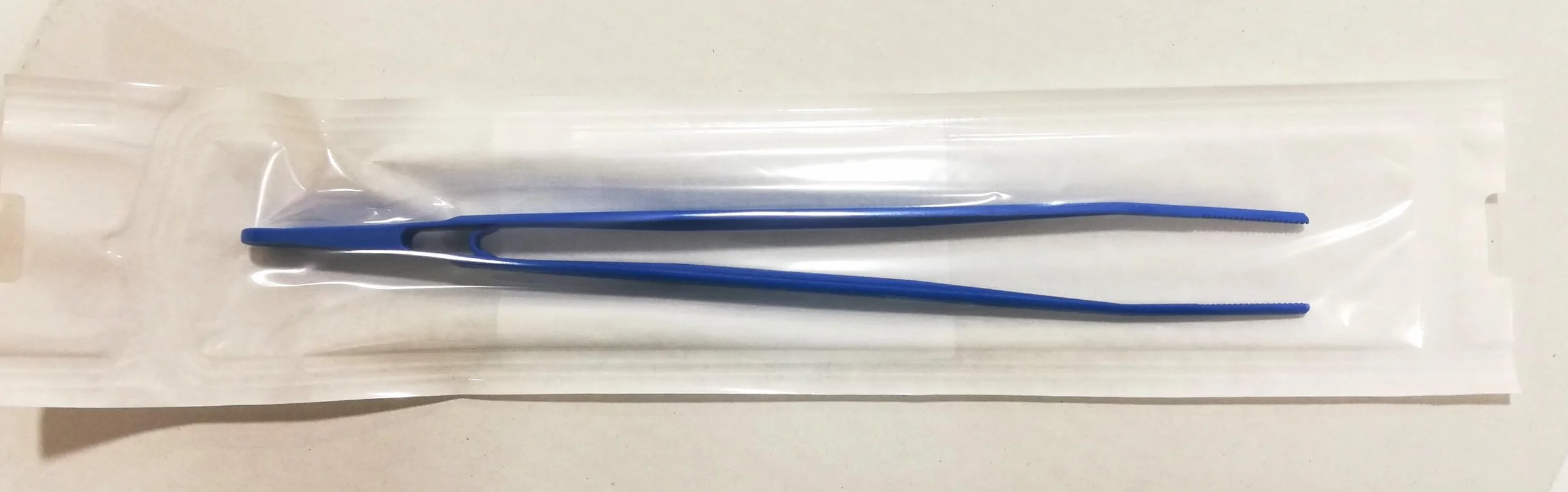 Pinza anatomica in plastica - lunghezza 25 cm,100 pz (Imbustati singolarmente)