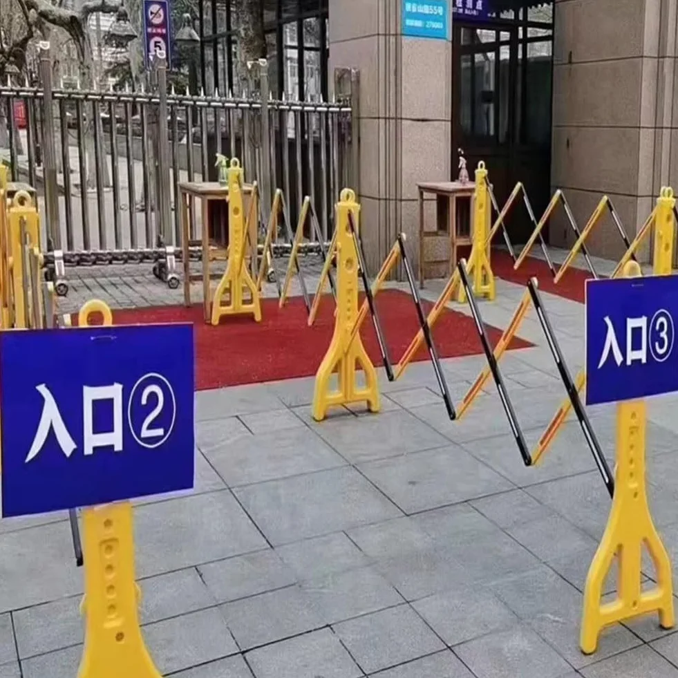 Barriera mobile espandibile da 8,2 piedi di larghezza, recinzione di sicurezza pieghevole, barricata in plastica riempita d'acqua, per vialetti d'accesso in aree pubbliche(Red)