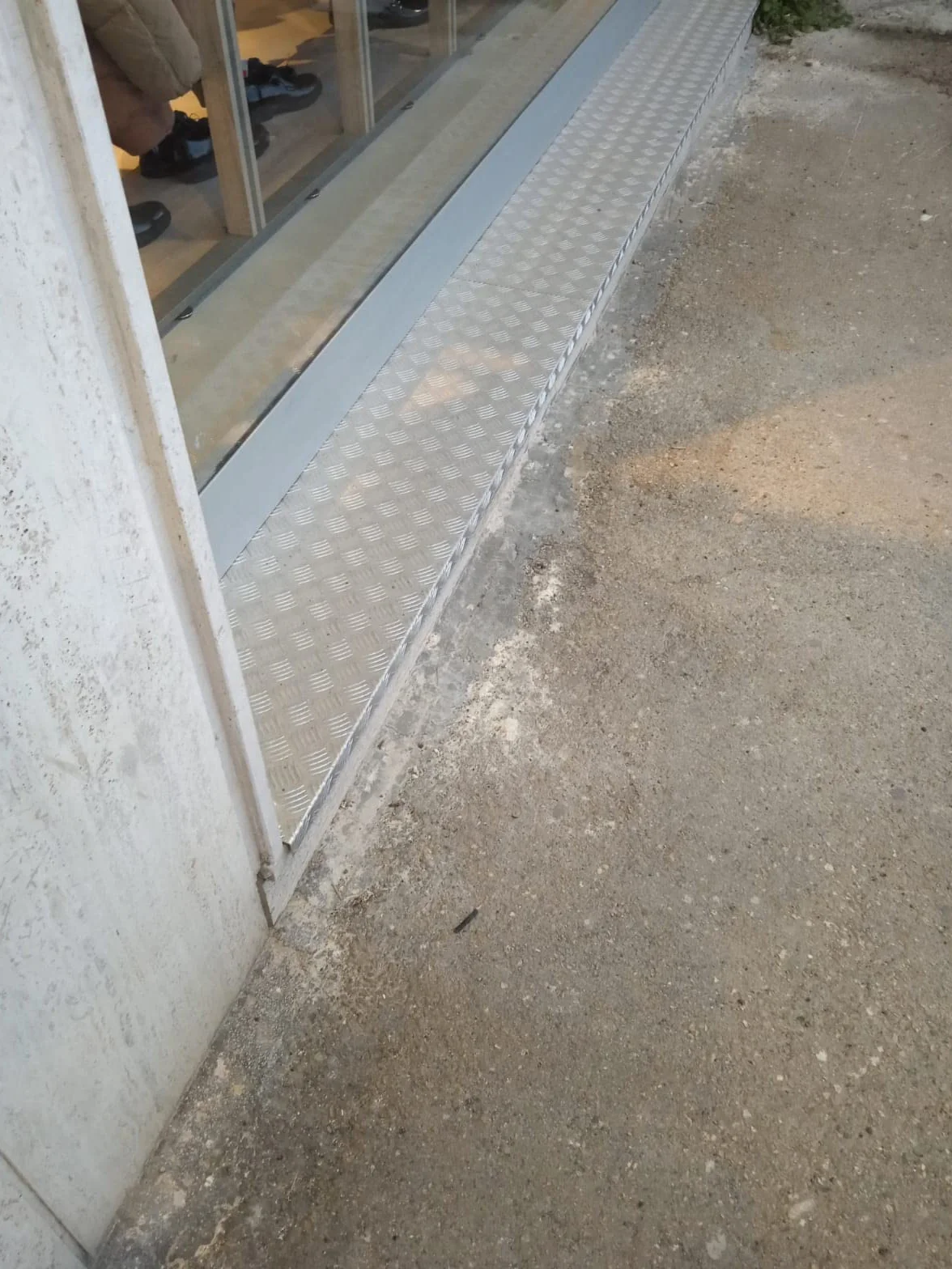 Profilo ANGOLARE in alluminio MANDORLATO IN ALLUMINIO PARASPIGOLI lati non uguali (150x30x1000mm)