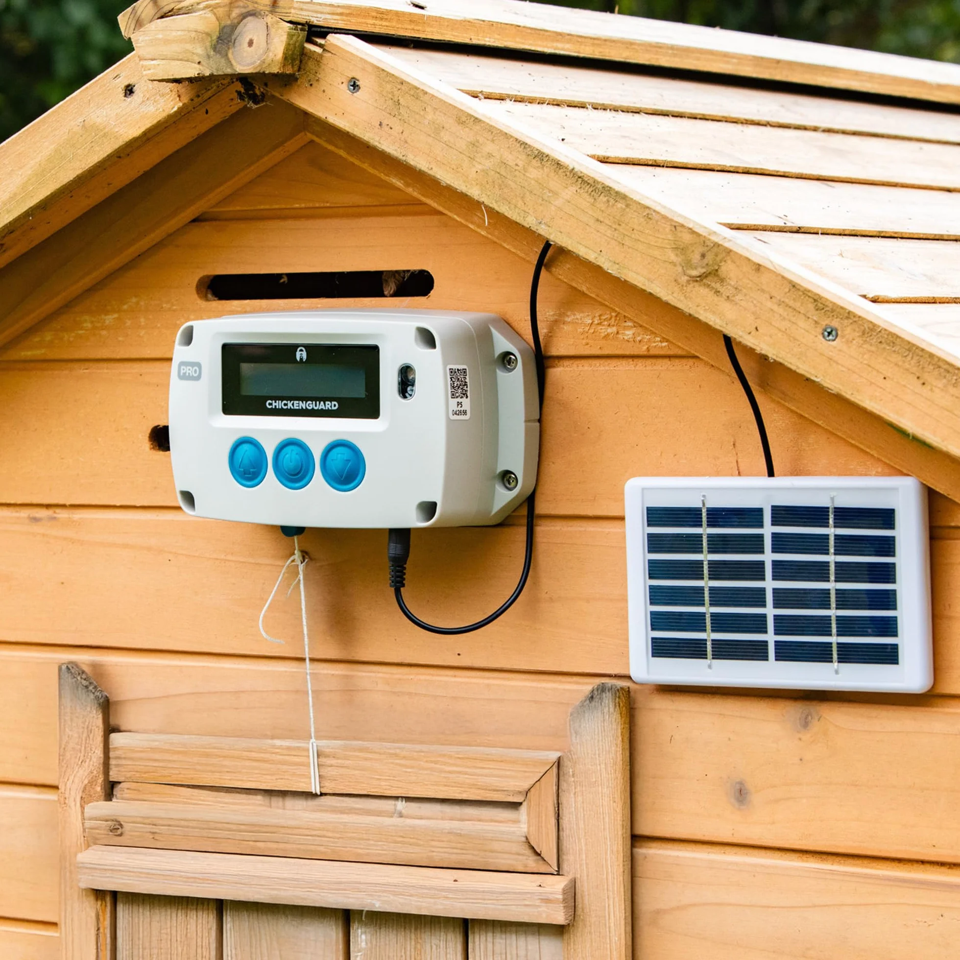 Apertura automatica della porta del pollaio ChickenGuard, alimentata da solare/batterie/elettrico. Timer/sensore di luce; solo unità motore o kit combinati. (PRO + Kit Solare)