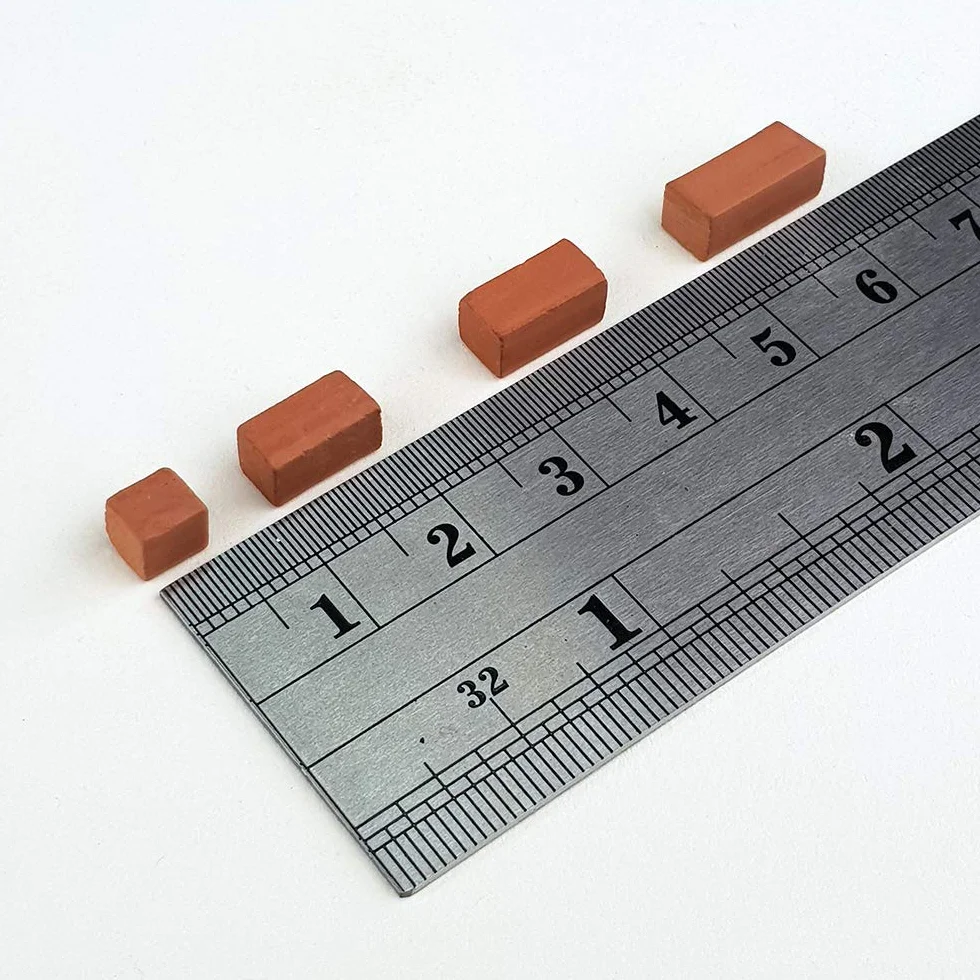 Pietra in miniatura. Pietra rossa a sezione quadrata 10 mm. (600u.)