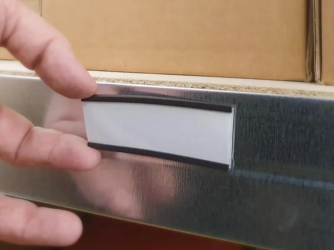 10 metri lineari di profili magnetici al metro per scaffalature o superfici metalliche. Profili di tipo C di qualità industriale. Etichette magnetiche larghezza 30 mm. Vendita su una striscia di 10