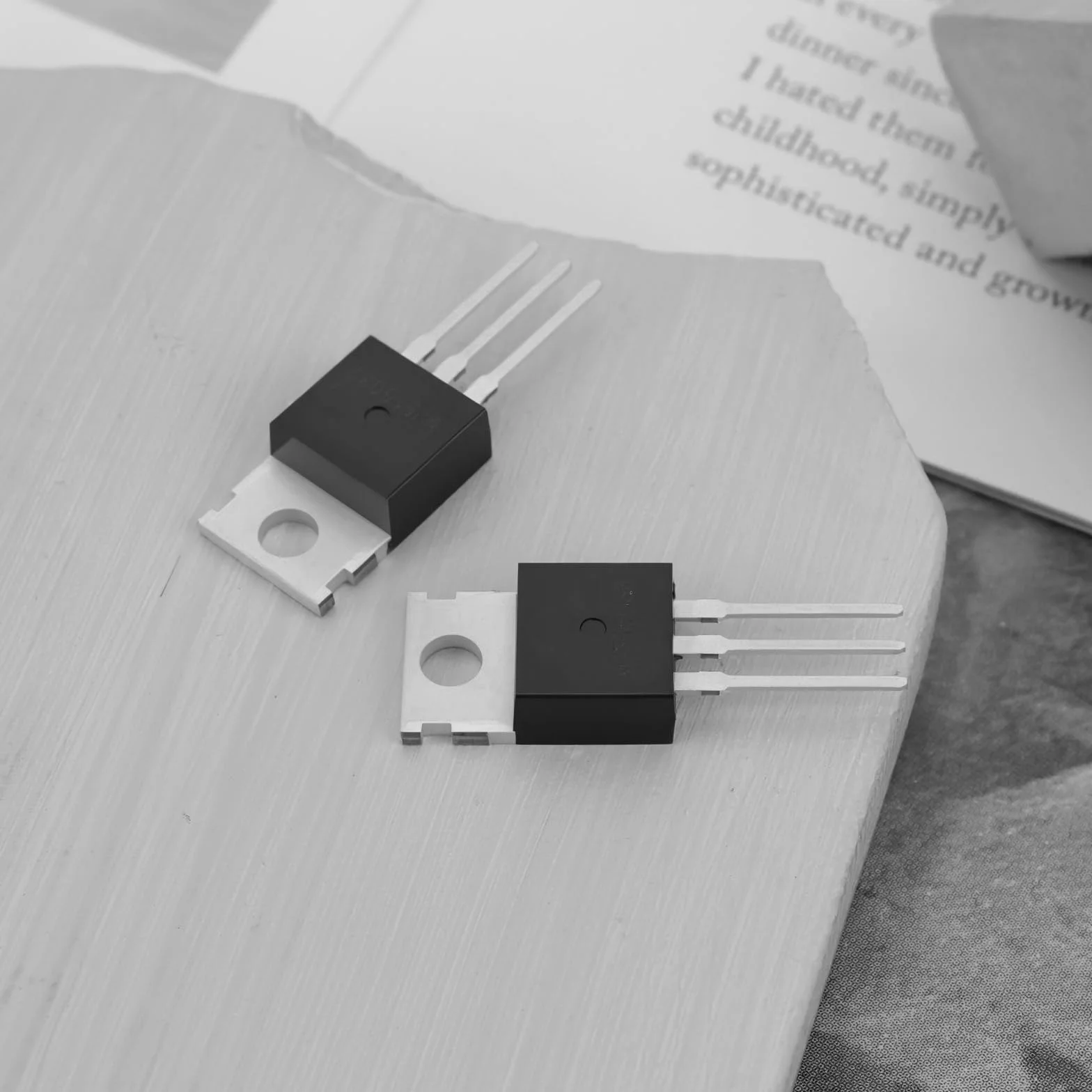The Lord of the Tools 2 Paia Di Transistor Audio MJE15032G MJE15033G TO-220 8A 250V 50W NPN PNP 3 Pin Nero
