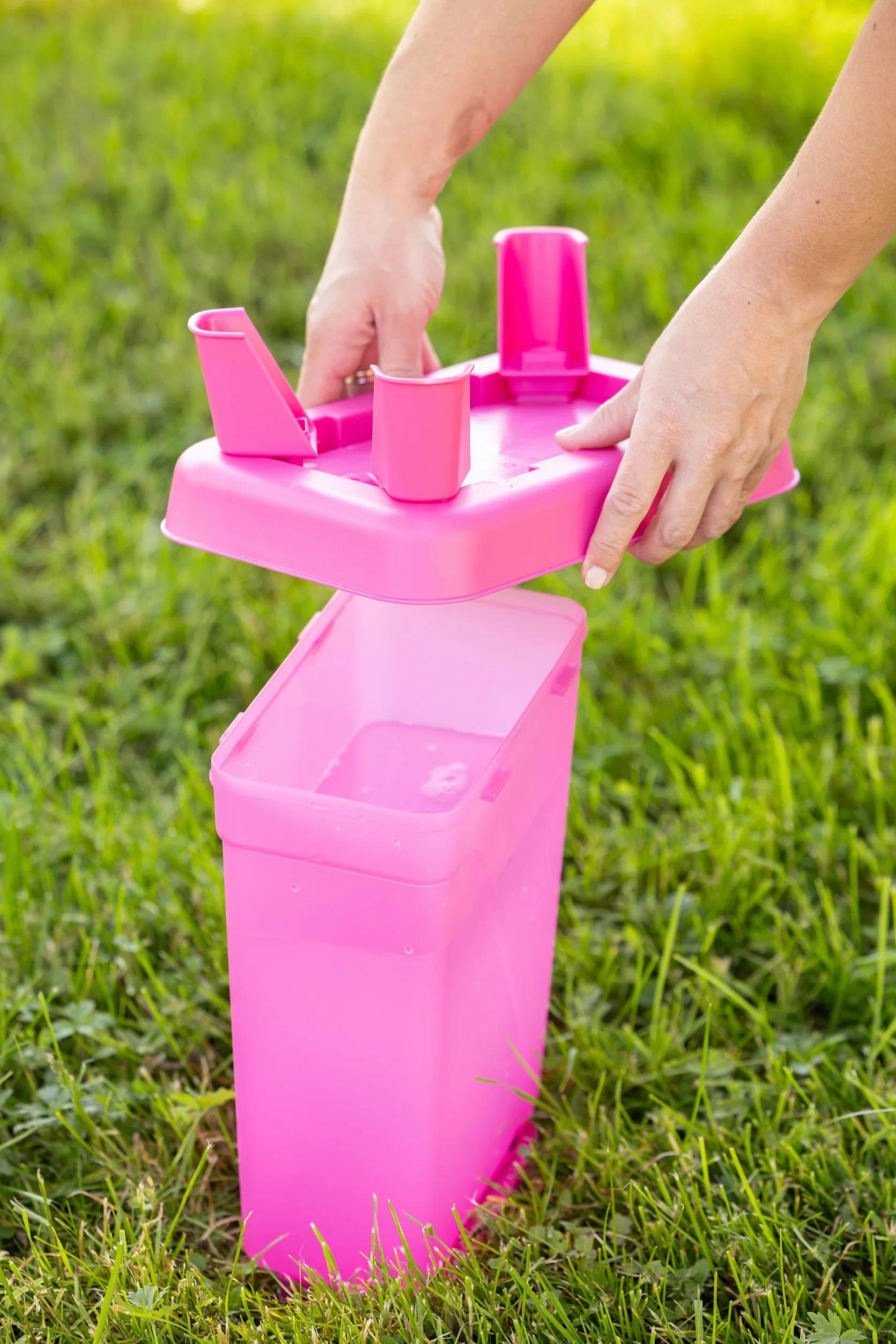 Kerbl Hobbyfarming Abbeveratoio in plastica con piedini, Alimentazione automatica dell'acqua, Supporto stabile, Resistente alle intemperie, Con maniglia per il trasporto, Piano trasparente, 3.5L, rosa
