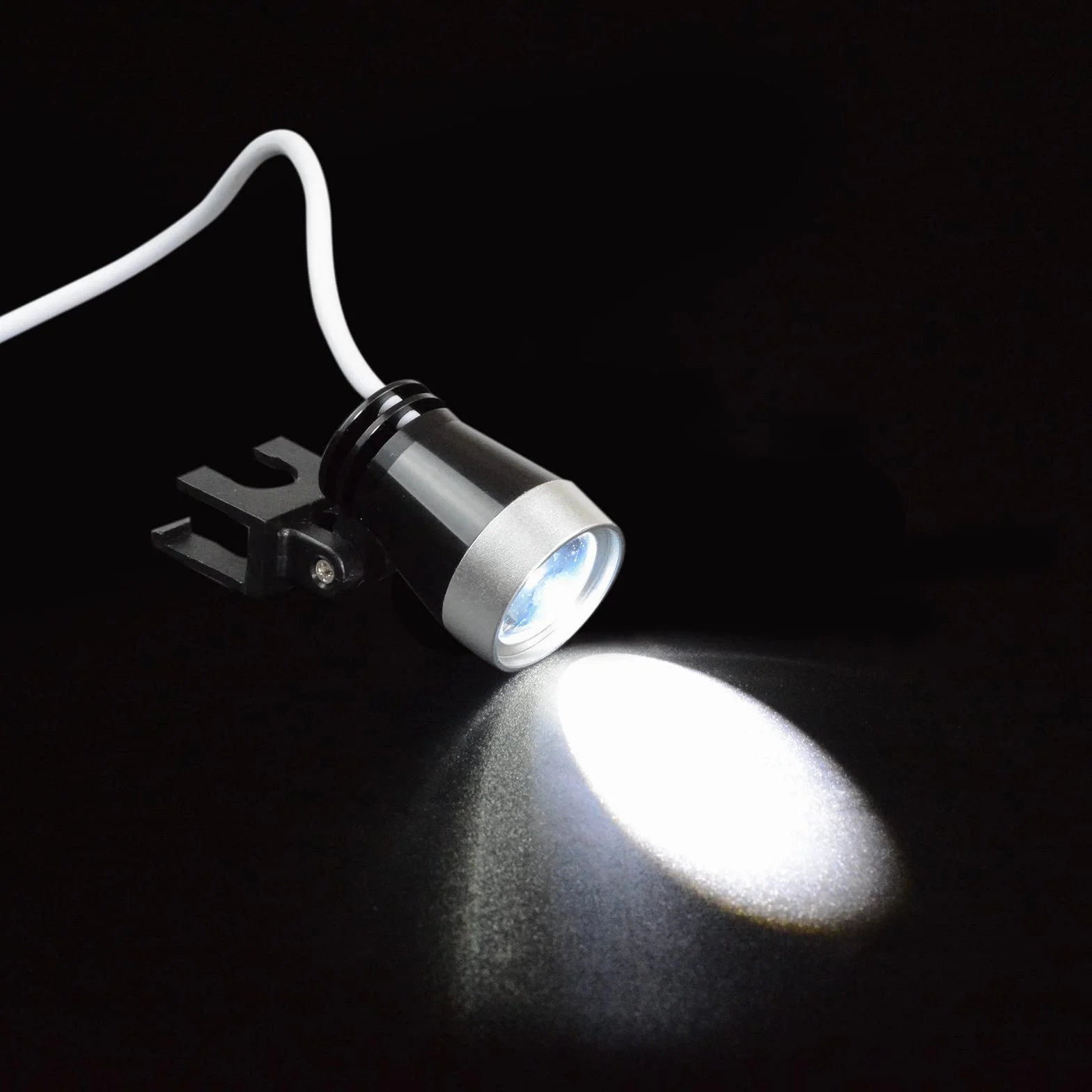 binocolo chirurgico 3,5 X, distanza di funzionamento 420 mm, in vetro ottico con luce a LED e scatola in alluminio