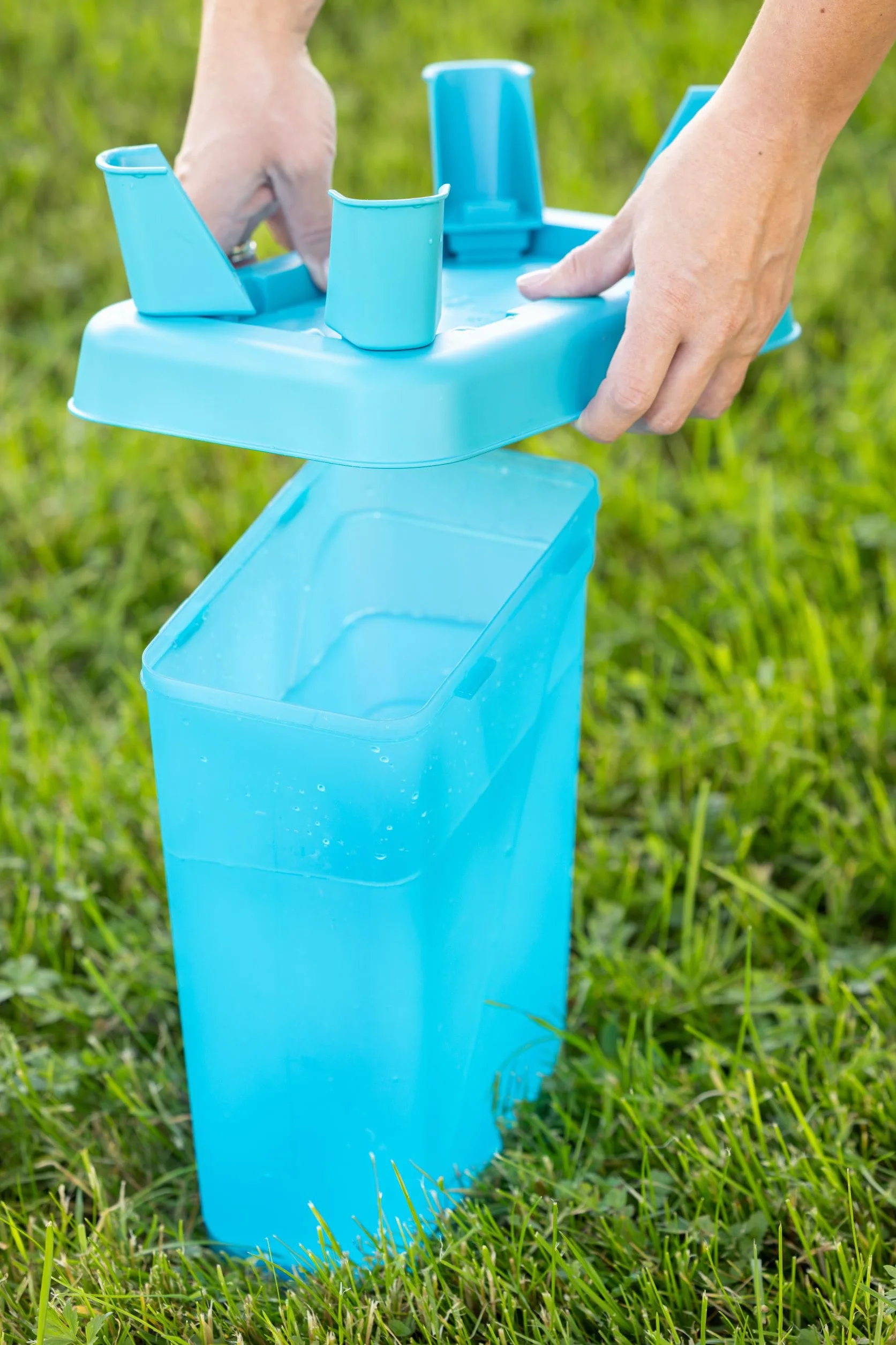 Kerbl Hobbyfarming Abbeveratoio in plastica con piedini, Alimentazione automatica dell'acqua, Supporto stabile, Resistente alle intemperie, Con maniglia per il trasporto, Piano trasparente, 5.5L, blu
