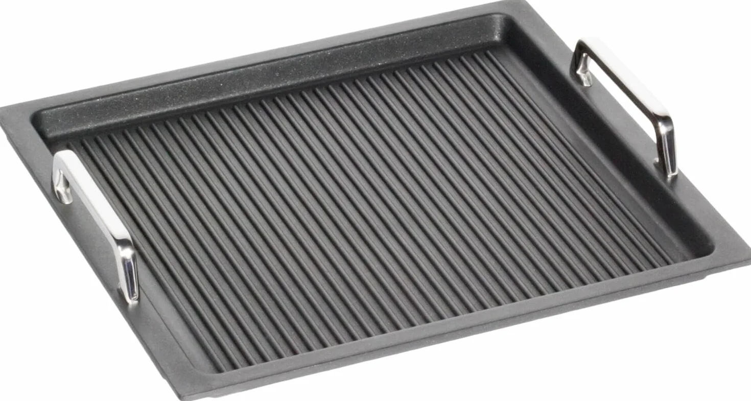 AMT Gastroguss Gastronorm AMZN-23733-GG - Piastra per barbecue GN 2/3, non a induzione, 35,4 cm x 32,5 cm, altezza 2 cm, con manici in acciaio inox, finitura antiaderente Lotan®
