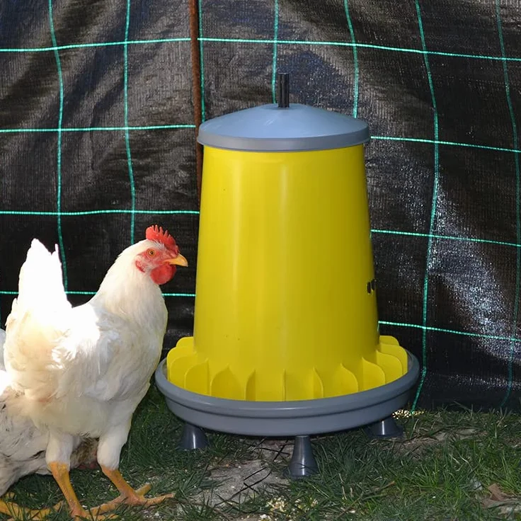 Mangiatoia a tramoggia per galline ARCUS GYRO - capacità 20 litri - con alette antispreco, asta filettata e piedini