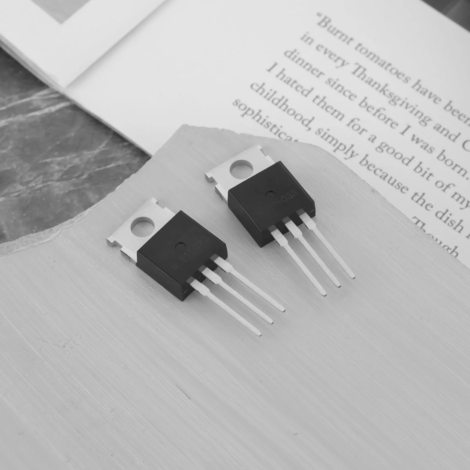 The Lord of the Tools 2 Paia Di Transistor Audio MJE15032G MJE15033G TO-220 8A 250V 50W NPN PNP 3 Pin Nero
