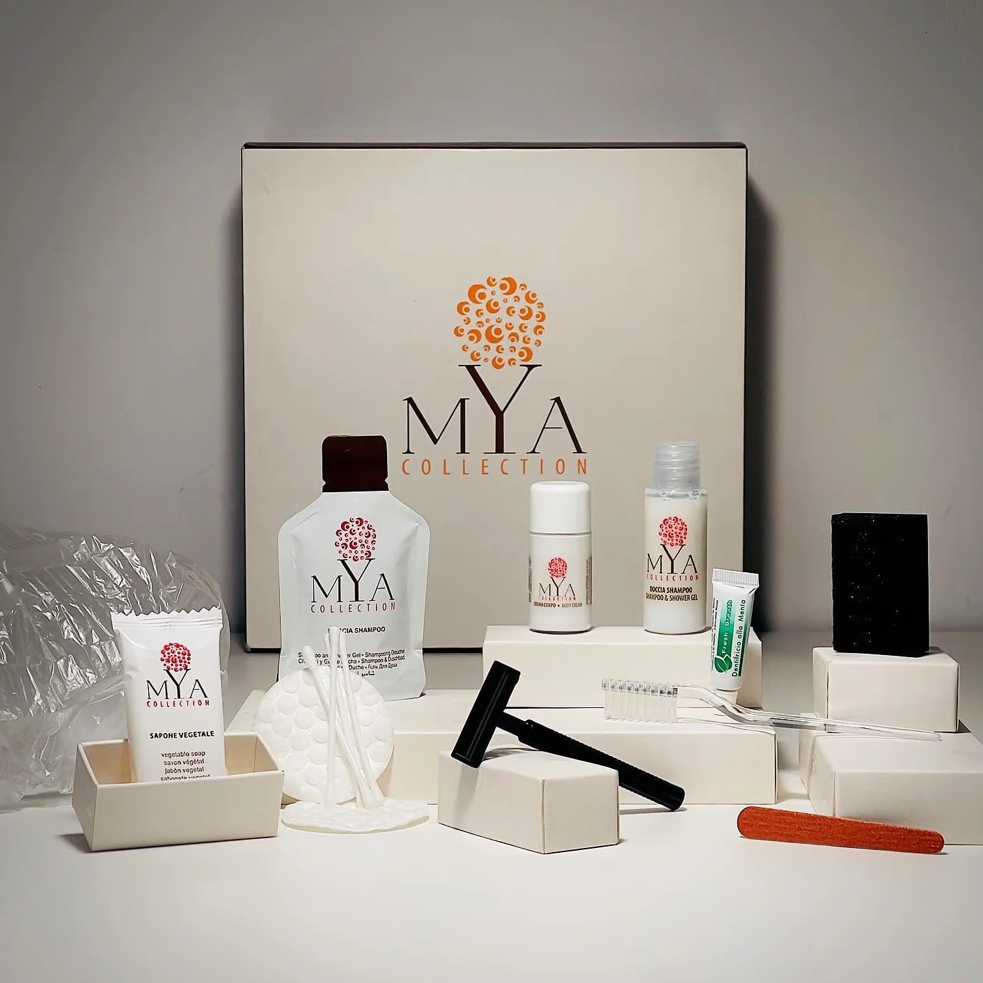 Vanity Kit set da Linea Cortesia Hotel, Conf. da 50 pezzi in flow pack,Contenuto del set: 1 limetta, 3 dischetti di cotone, bastoncini di carta, Mya Collection,B&B, agriturismo