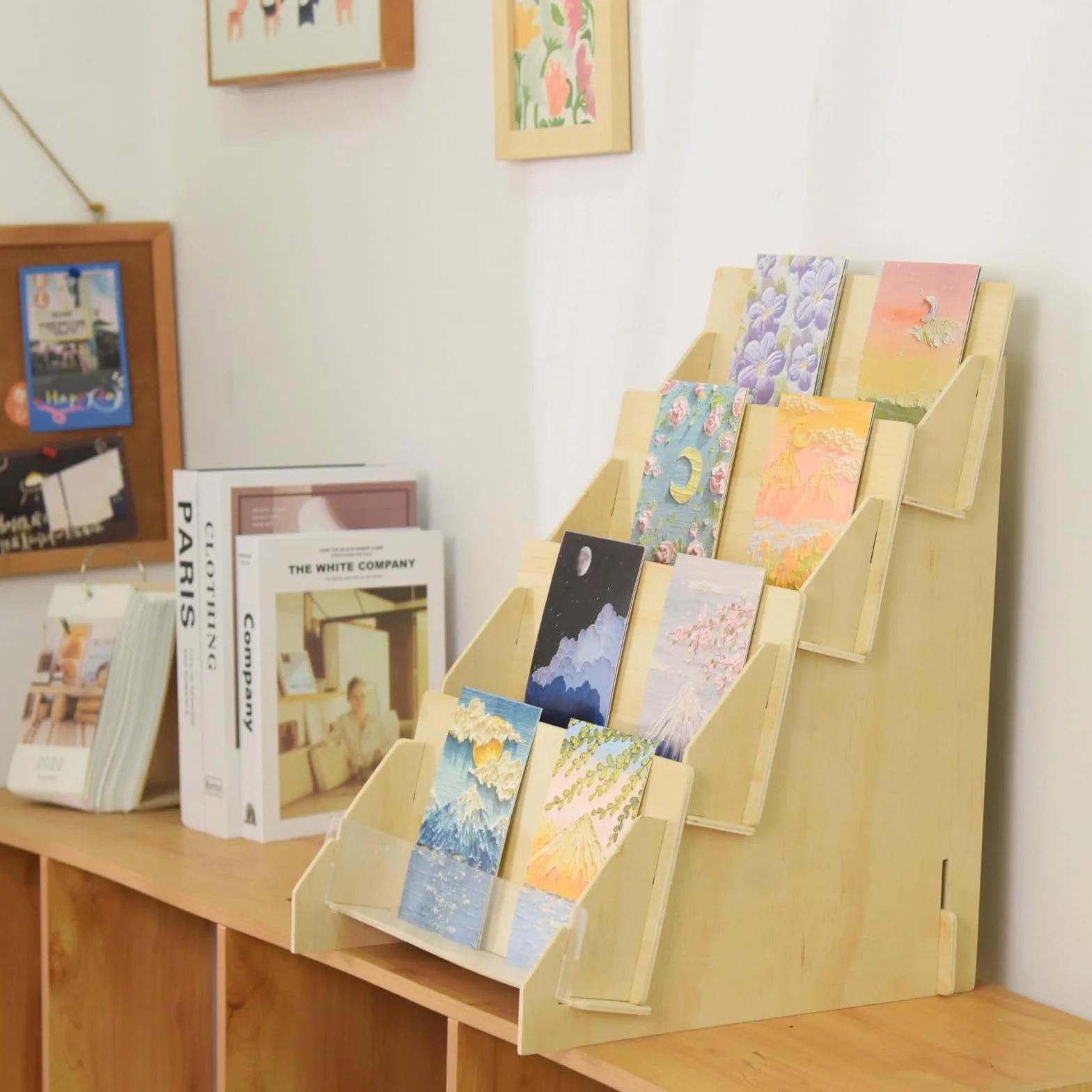 Espositore per biglietti di auguri in legno a 4 ripiani portatile