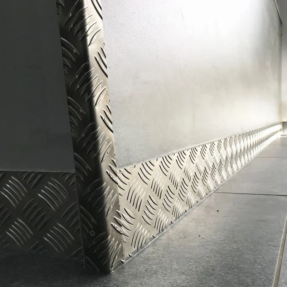 Profilo ANGOLARE in alluminio MANDORLATO IN ALLUMINIO PARASPIGOLI lati non uguali (150x30x1000mm)