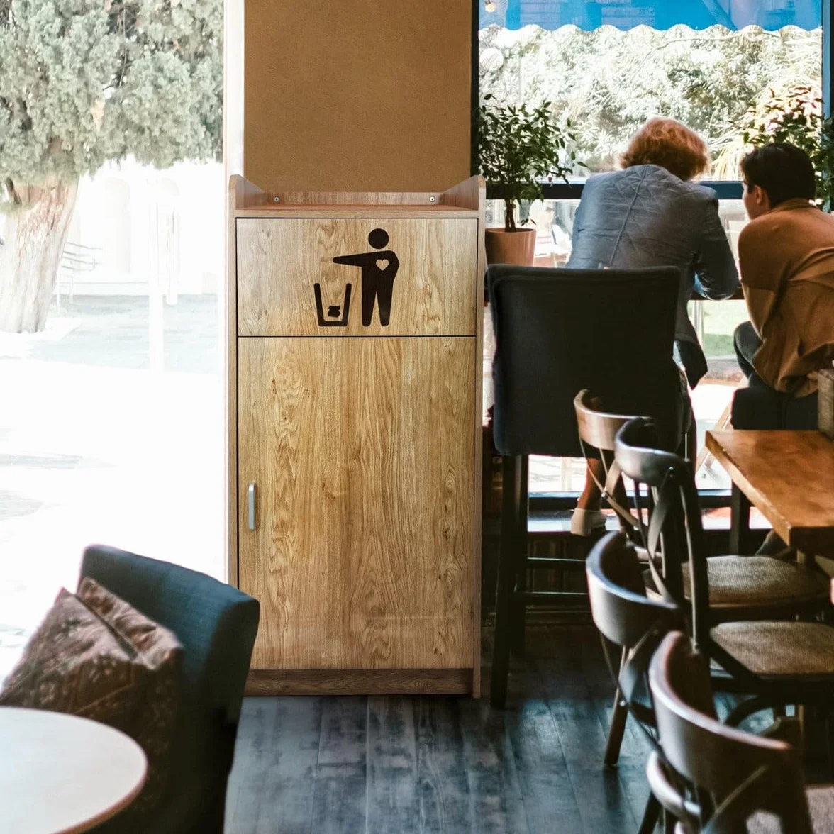 Contenitore Pattumiera Svuota Vassoi in Legno Commerciale Capacità 100L Pattumiera Mensa Commerciale Porta Cestino Fast Food Sportello Basculante con Cestino 100 L Incluso - Legno Chiaro
