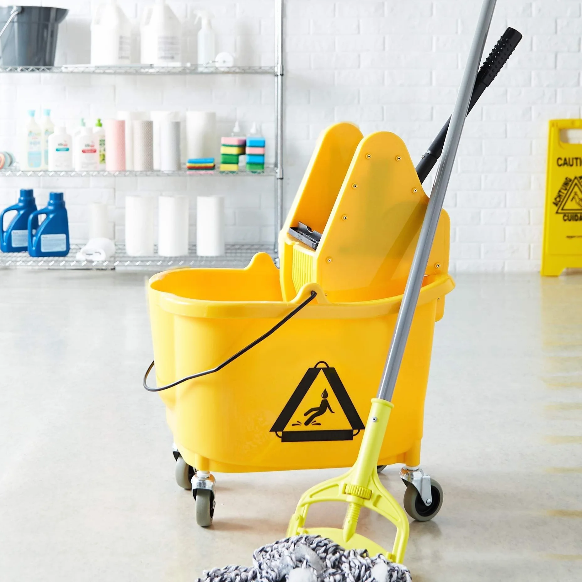 Amazon Basics Secchio per mocio Kentucky rettangolare 35 qt giallo con ruote e strizzatore a pressione