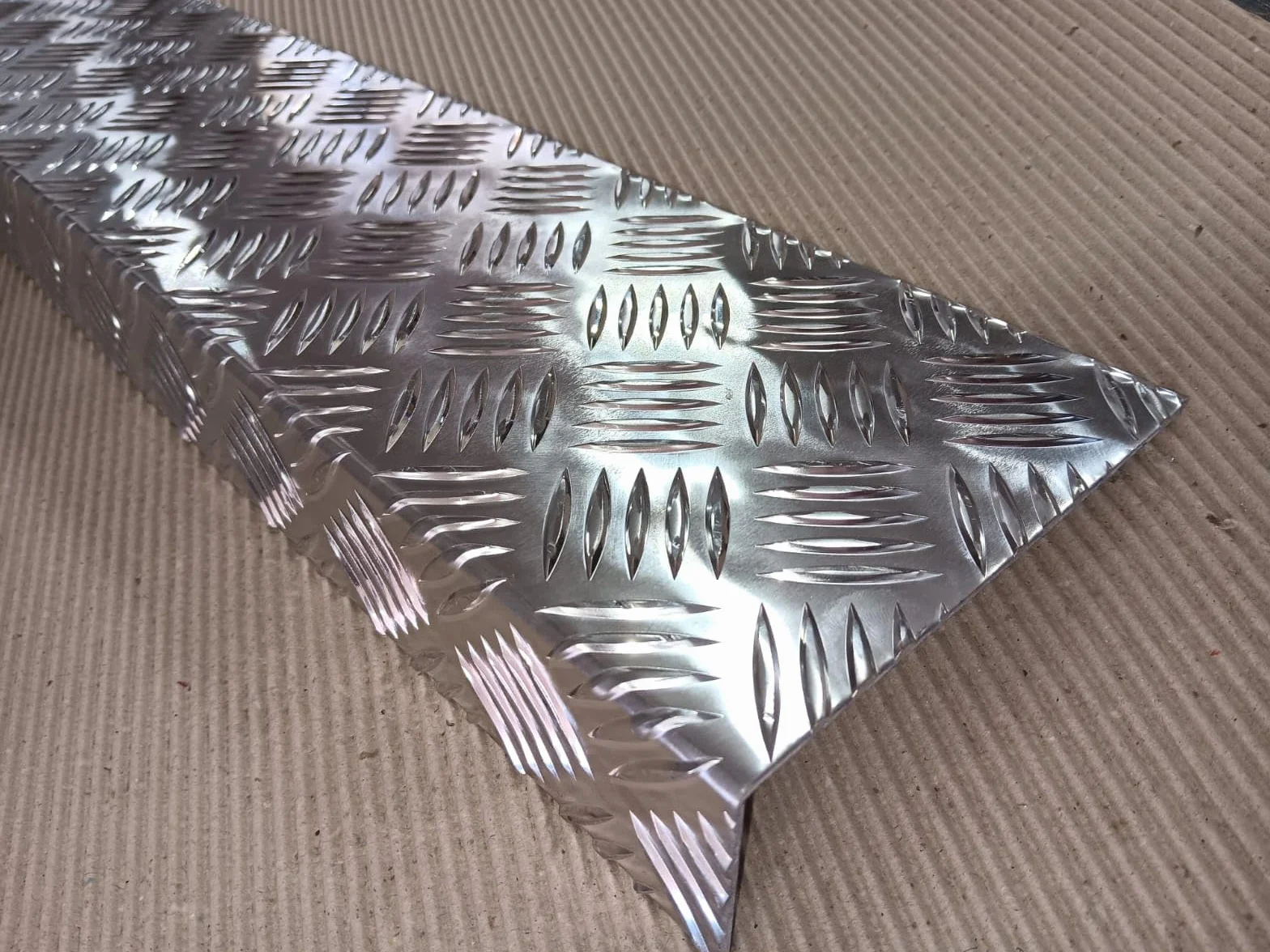 Profilo ANGOLARE in alluminio MANDORLATO IN ALLUMINIO PARASPIGOLI lati non uguali (150x30x1000mm)