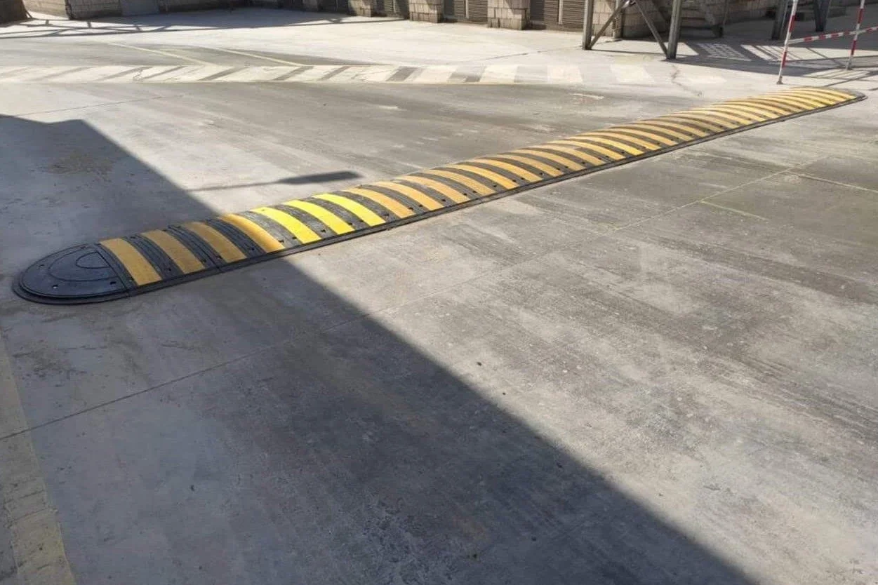 Dosso rallentatore di velocità componibile Safemax, elementi riflettenti - dimensioni: 980x500x70 mm