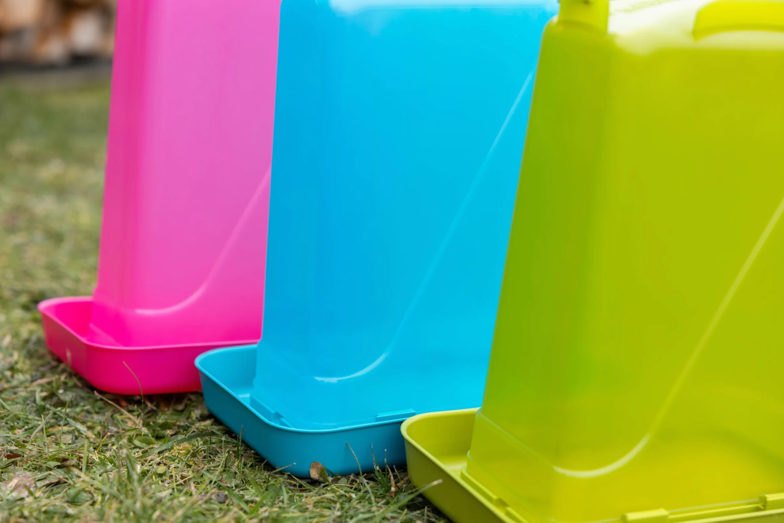Kerbl Hobbyfarming Abbeveratoio in plastica con piedini, Alimentazione automatica dell'acqua, Supporto stabile, Resistente alle intemperie, Con maniglia per il trasporto, Piano trasparente, 3.5L, rosa